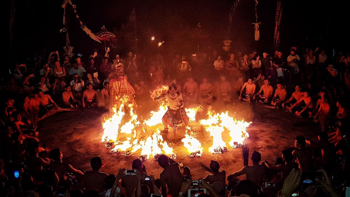Tari Kecak Tanpa Alat Musik: Kekuatan Vokal 100 Penari