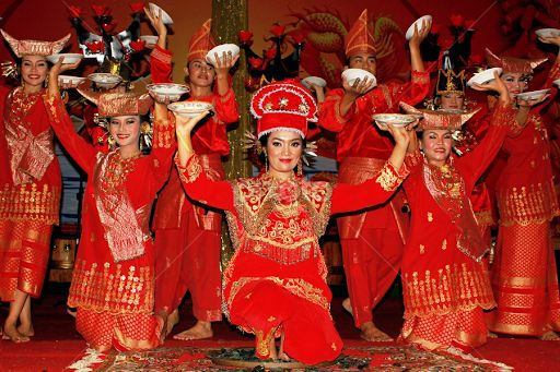 Ritual Adat ke Panggung Dunia: Evolusi Tari Piring